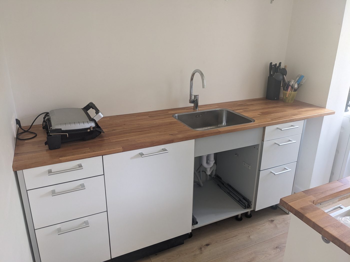 Spoelbak en keukenkraan gemonteerd en aangesloten