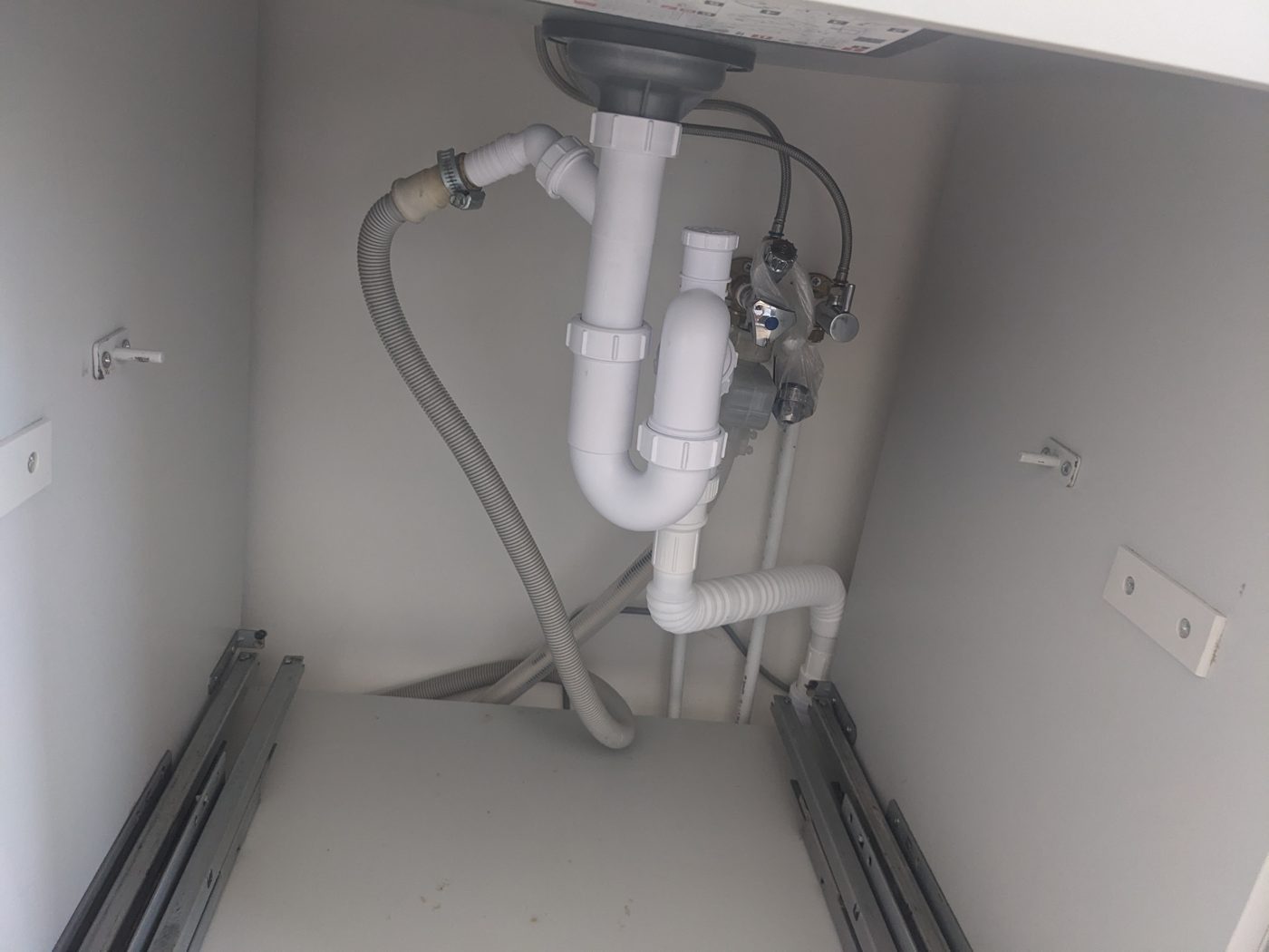 Loodgieterswerk onder de spoelbak netjes aangesloten