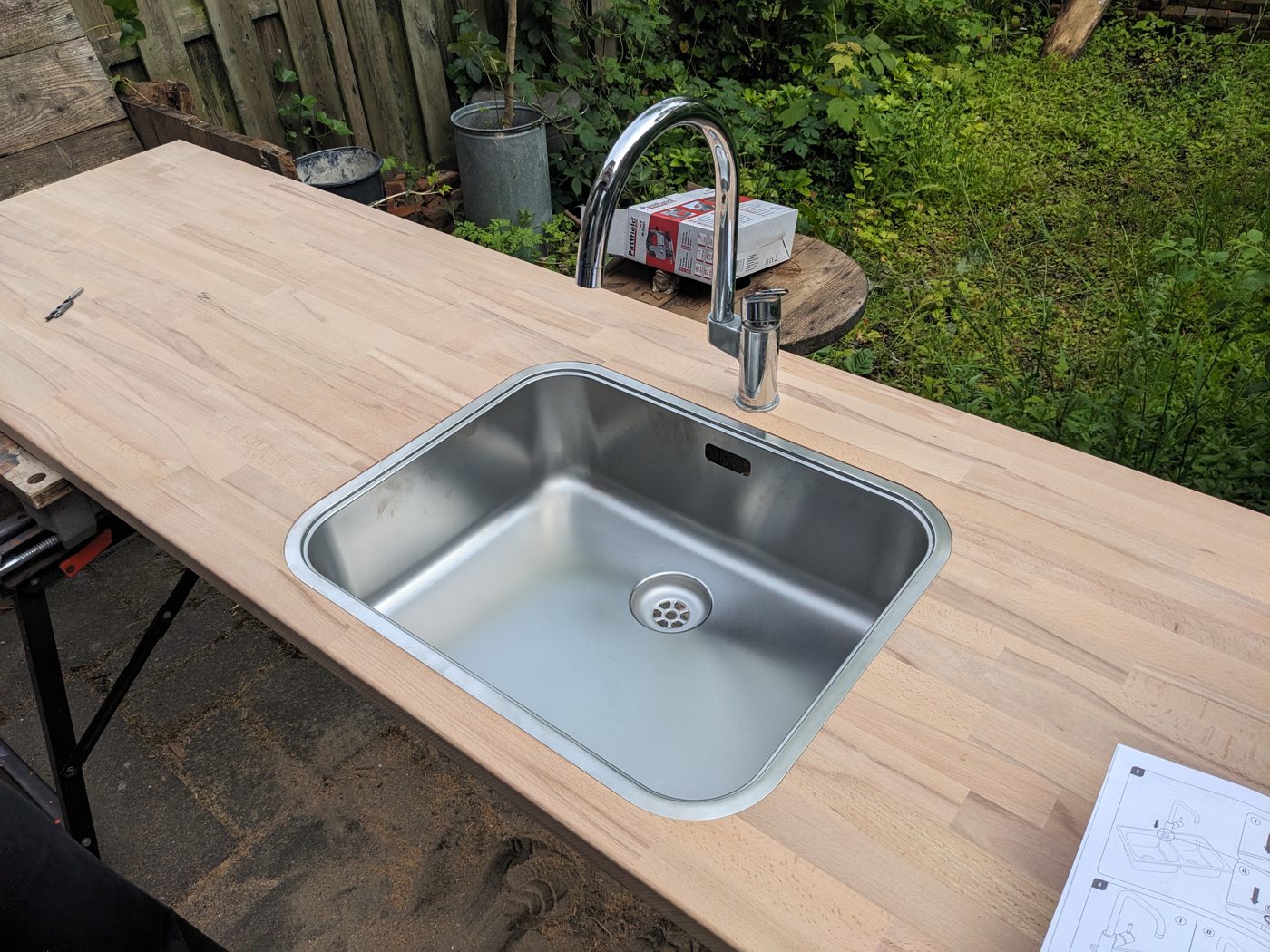 Spoelbak infrezen in massief houten aanrechtblad