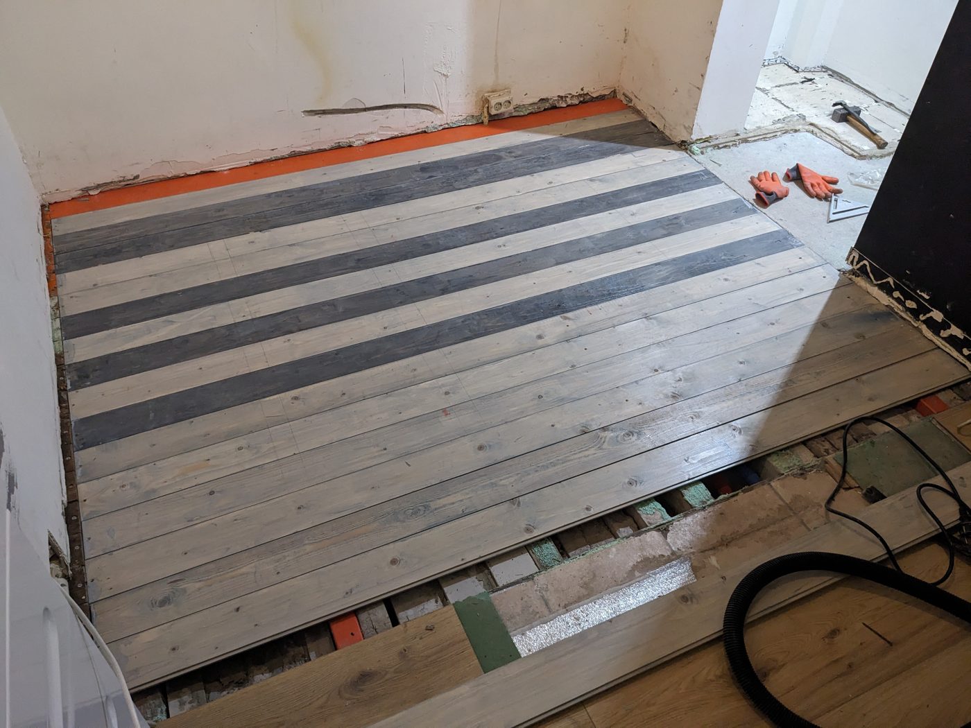 Vloerdelen gelegd tijdens vloerrenovatie